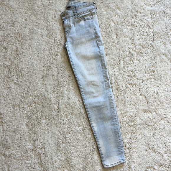 American Eagle Light Wash Super Stretch Skinny Jeans / Jeggings (MAKE AN OFFER) - Picture 6 of 7